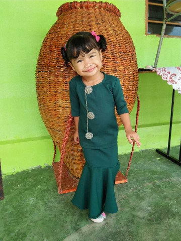 TP-320005 - Clara kurung, Baju kurung moden Yang digayakan dengan kain peplum menampakkan si kecil yang ayu
Perincian:-
Kain Como Crêpe
Kain kembang peplum
Kurung moden zip belakang